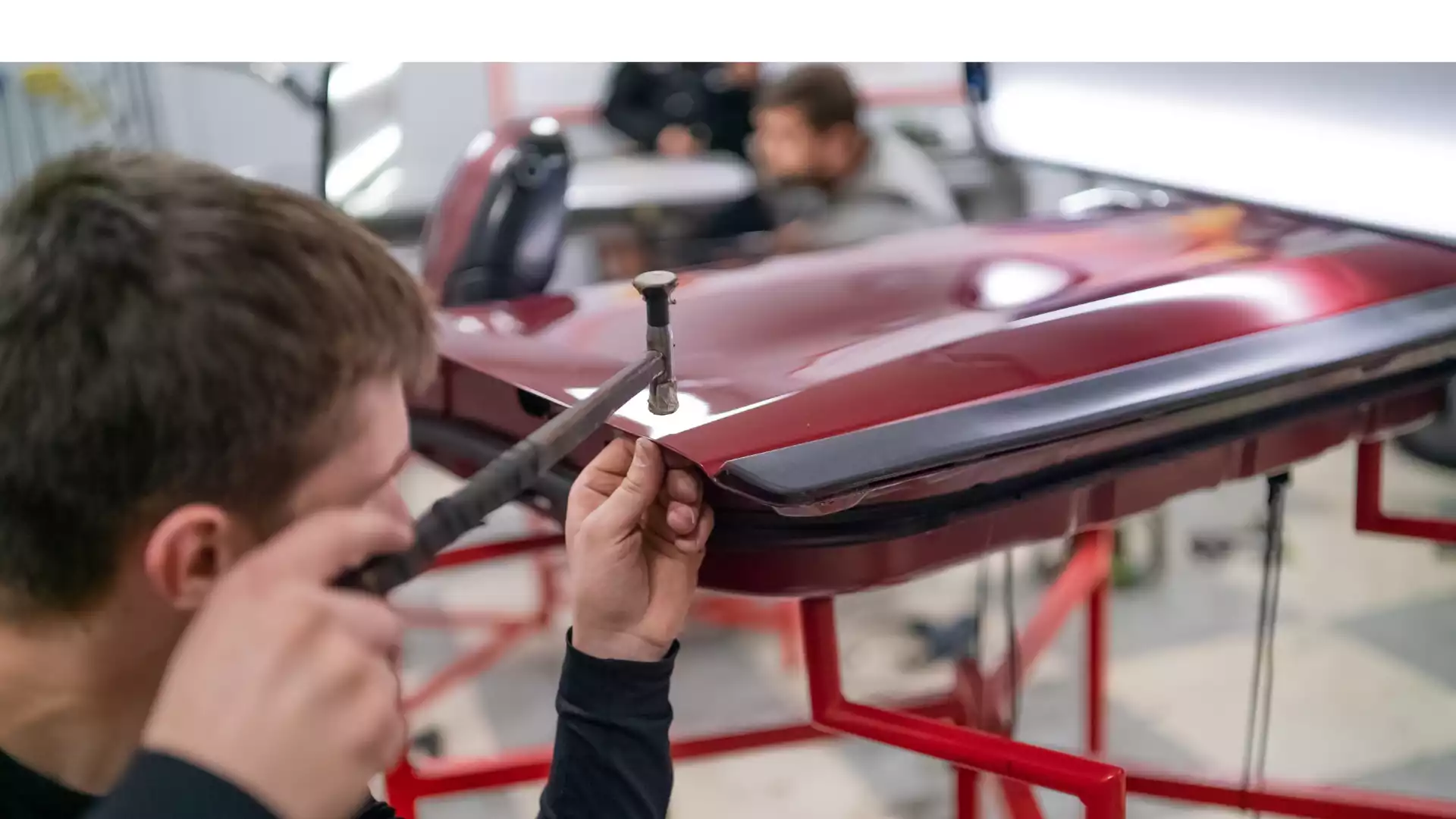 homme avec maillet -débosselage carrosserie