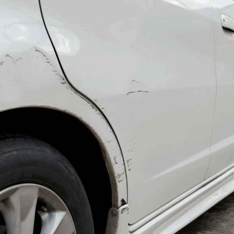 voiture blanche rayée