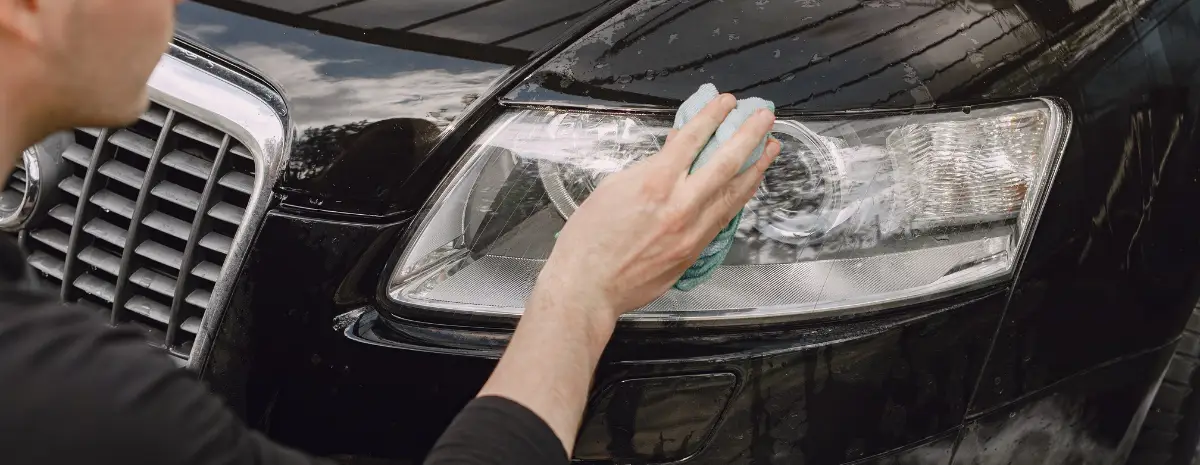 Nettoyage de phare avant voiture