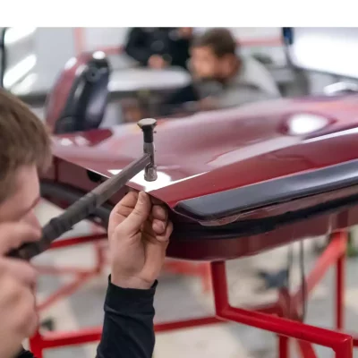 homme avec maillet -débosselage carrosserie